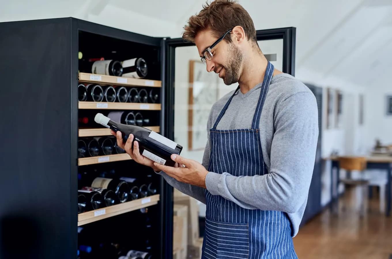 Sådan indretter du den perfekte vinbar i kælderen